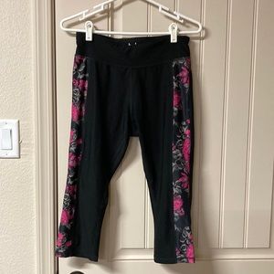 Hyba Athlectic Women’s Sz M Black and Floral Capris Zipper Pocket on Back NWOT